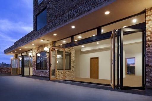 Houten Solarlux Woodline vouwwand in de gevel van een woonkamer